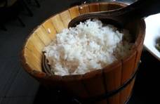假如给你一桶米饭，以下四道菜中选一种，我猜你会选图五