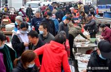 五一假期，青岛海鲜早市人气爆满，带有本地特色的鱼虾价格上涨