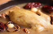 鸽子汤的营养价值高，常吃能补肾、补血，养生营养价值高。