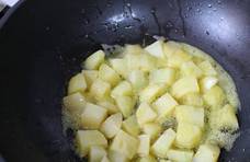 土豆换个吃法，比红烧的香多了，又脆又美味，一次一盘都不够吃