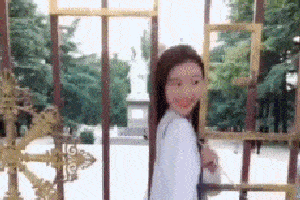 搞笑gif趣图:丈母娘给女婿买的车,想要开走难度不小哇!