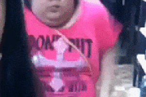 搞笑gif:大哥,你几天没刷牙,把妹子都熏晕了
