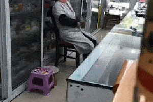 搞笑gif:姑娘表情真的好醉人,我承认我被迷住了