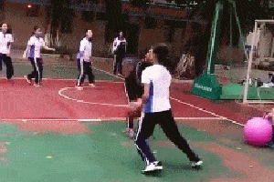 妹子传球还可以,就是遇见了一个不太会玩的队友