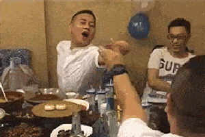 搞笑gif趣图:美女,你真的该减肥了,大树都已经受不住了!