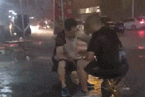 搞笑gif趣图:大哥,看来不分出胜负,你俩是不会进来躲雨了啊!