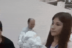 搞笑gif:大姐你这脚上的功夫很厉害,一定没少练习