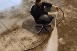 搞笑趣味囧图-老司机就是这样的情况也能拿第一