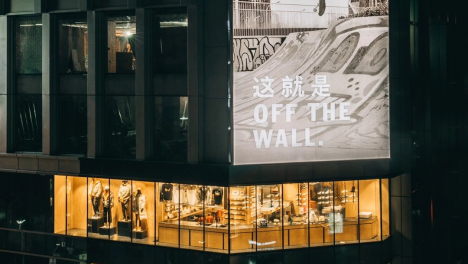 南京路这座新商场哈嗲！大批年轻人涌入，打造夜生活潮流地标