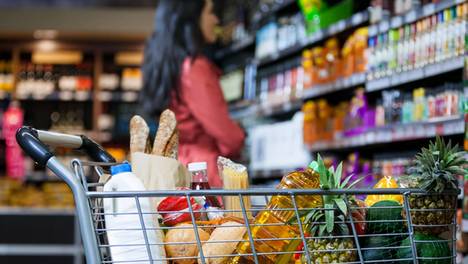 年轻人沦为“临食工”，临期食品为何备受追捧？