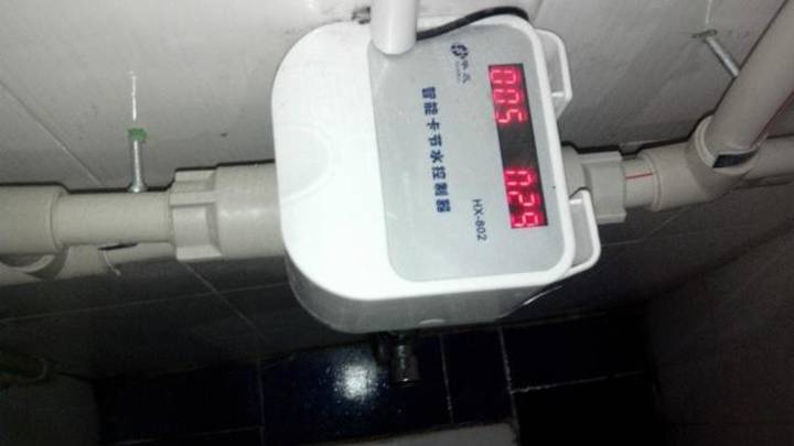 高校澡堂收费850元50次,每次限1小时,有效期5个月,合理吗?