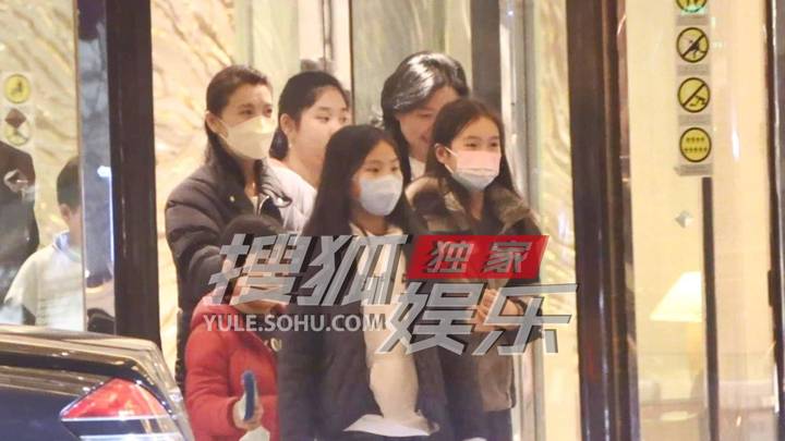44岁陈好带儿女外出聚餐,被姐姐抚摸脑袋,是不是很温情?