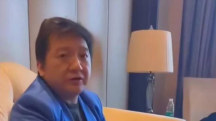 44岁歌手杨臣刚收徒,用纸杯敬茶太寒酸,你怎么看?