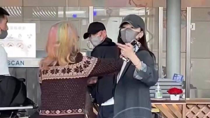 38岁文章新恋情曝光,携女友全家三亚度假,你觉得他漂亮吗?