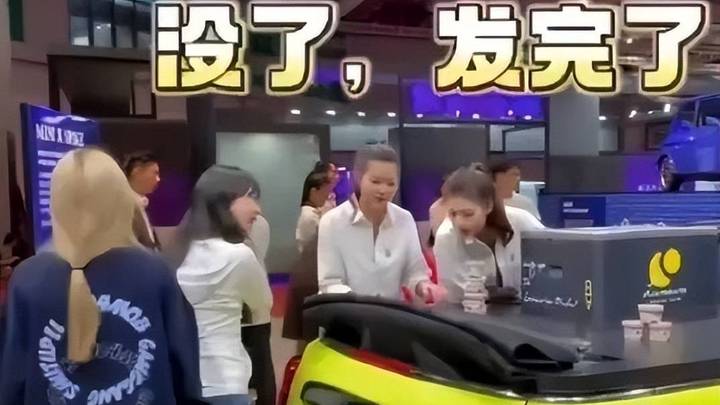 mini展台再起冲突,女子直播时被拖走,过程粗暴吗?