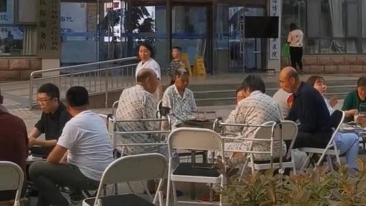 请当天出院的病人们免费吃烧烤妥当吗?