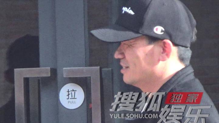王宝强嗨聊工作无视冯清,是闹矛盾了吗?