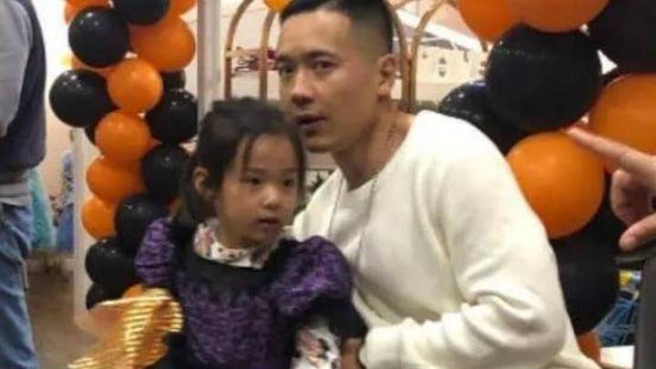 董璇庆祝女儿7岁生日,前夫高云翔罕露面,颜值降低了吗?