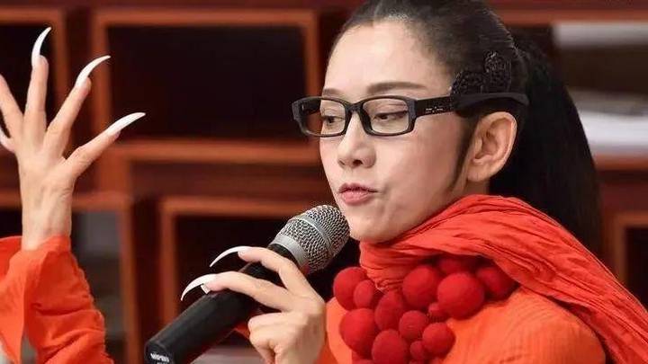 《孔雀》舞裸身惹争议,你认为艺术需要尊重观众吗?