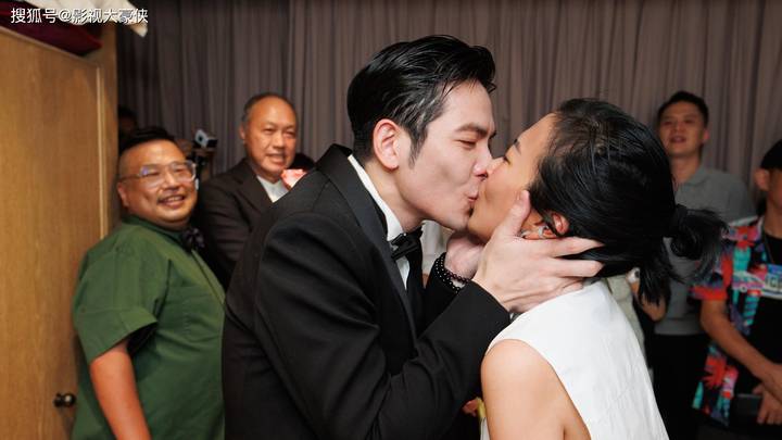 萧敬腾向大14岁经纪人求婚成功,你认为是真爱还是炒作?