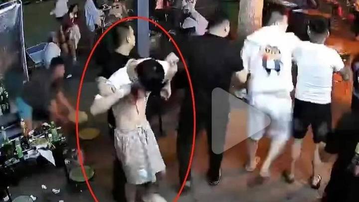 多名男子街头起冲突1人胸部被扎,犯罪嫌疑人已被抓获,你怎么看?