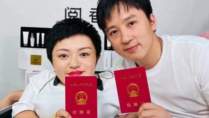 网红李喜梅官宣结婚,身高80厘米二婚嫁帅小伙,你羡慕吗?