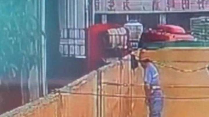 官方回应青岛啤酒工人被曝在原料仓小便,你怎么看?