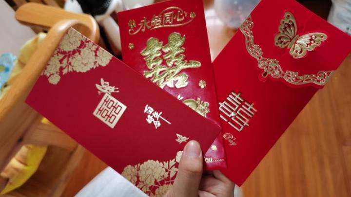 女生为避免无效社交,在朋友圈发文不随礼,你支持她的做法吗?