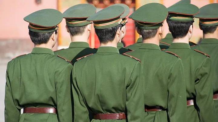 00后男生拒服兵役,应该受到处罚吗?