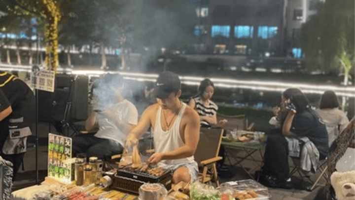 年轻人的地摊江湖,有人日赚5千,你羡慕吗?