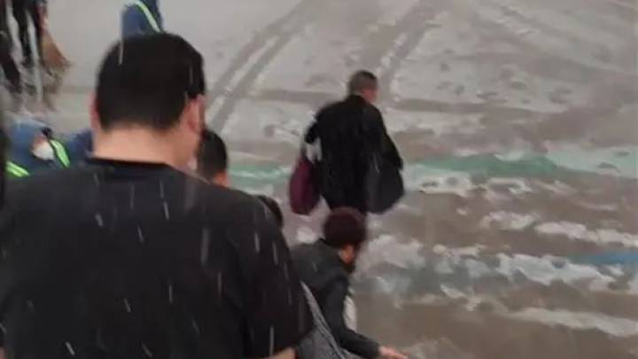 乘客从三亚坐飞机经停郑州,穿短袖人字拖下飞机,当场傻眼了,你怎么看?