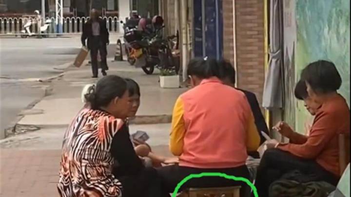 老人打牌将孩子塞在凳子下面,是否构成虐待?