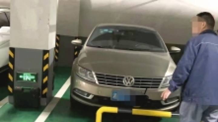 长沙一小区业主发现自家车位被占,竟在车前焊上栏杆,物业应该承担责任吗?