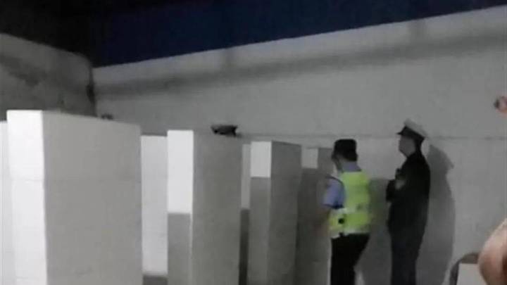 你认为学院副书记酒驾逃女厕,应该被免职吗?