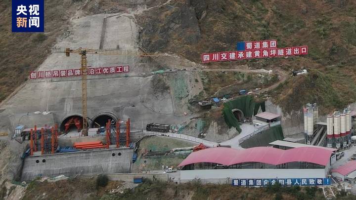 四川沿江高速首座超6000米特长隧道双幅贯通,你想去打卡吗?