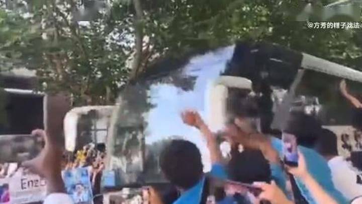 阿根廷队乘坐大巴车前往工体,是在夹道欢送吗?