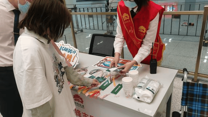 娜娜服务展爱心,你会为考生送上祝福吗?