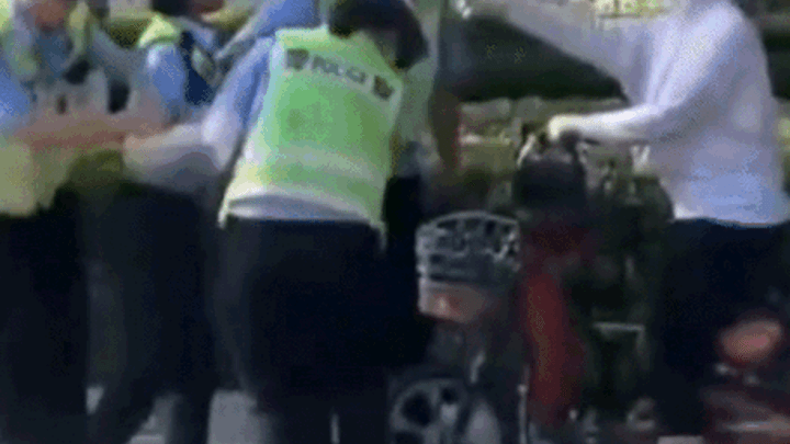 一辅警在执法过程中做出过激言行,该被调离岗位吗?