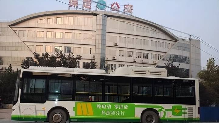 保定回应电池超期限,纯电公交被迫全部退出,你还会乘坐公交吗?