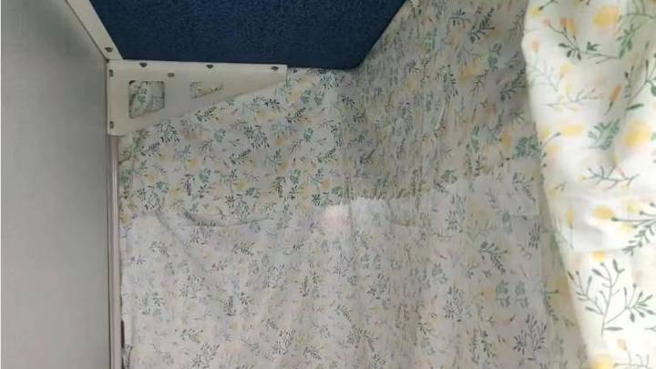 火车卧铺应该自带床帘吗?