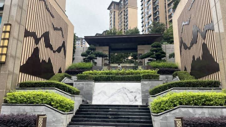 四川乐山一小区居民发文称被物业一巴掌扇晕,物业有责任吗?