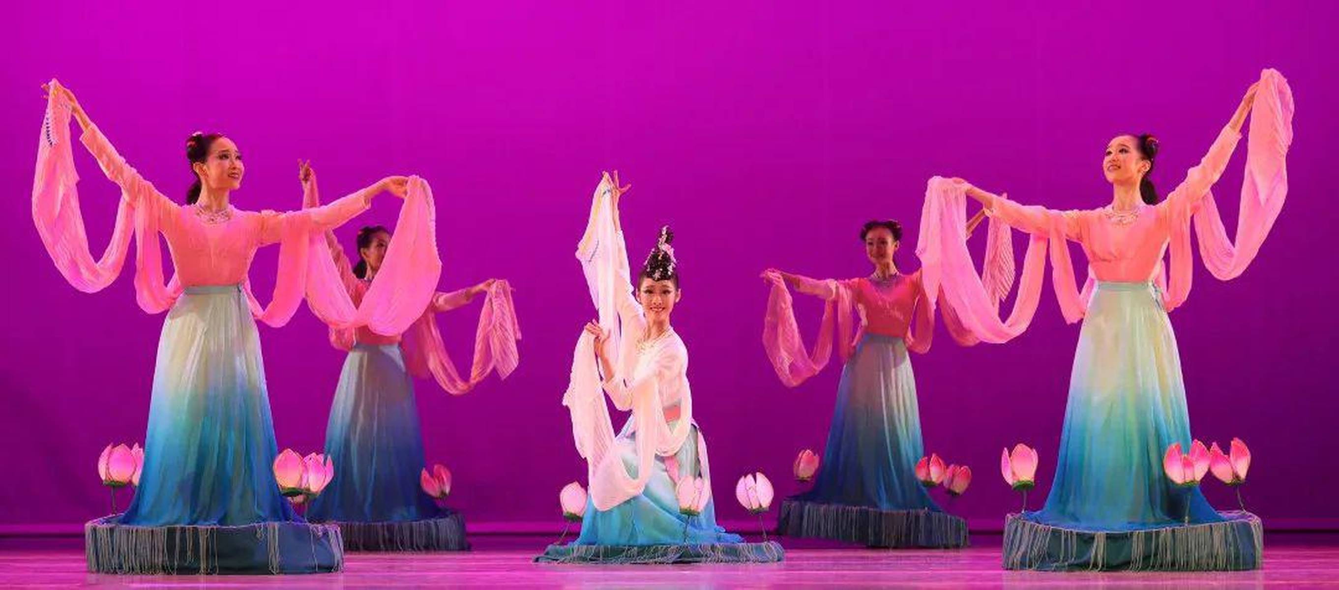 北京舞蹈学院附中《荷花舞》，c位小姑娘是覃颂