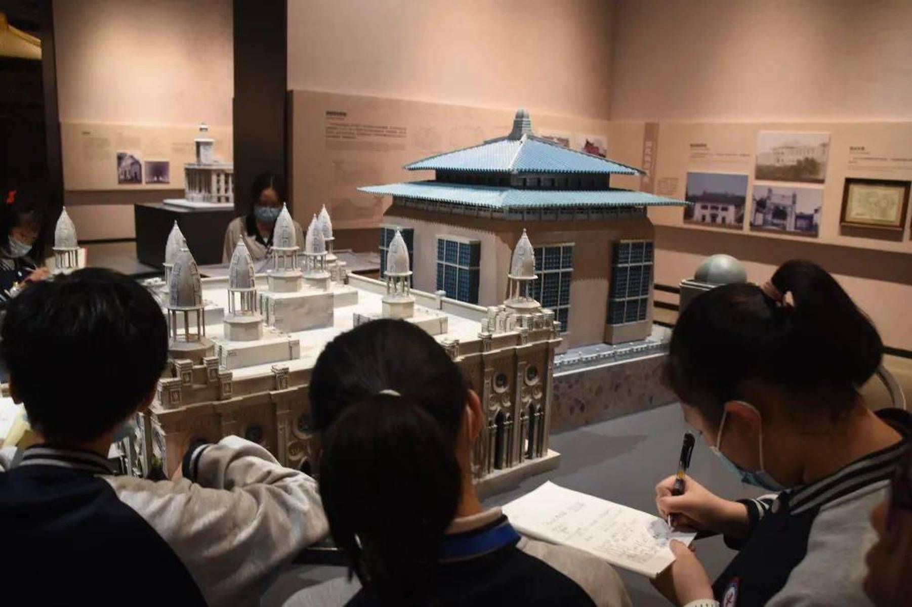 华一光谷博雅课堂走进中国建筑科技馆