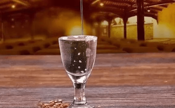 白酒知识丨白酒为什么会挂杯?