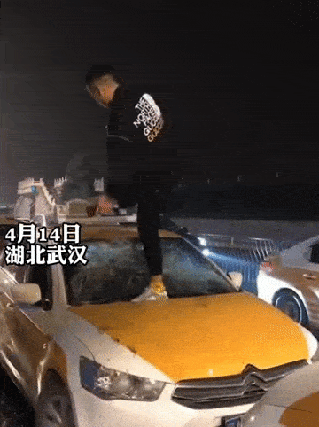 武汉一男子酒后猛砸出租车,司机淡定旁观还拍照,笑称:你开心就好,随便