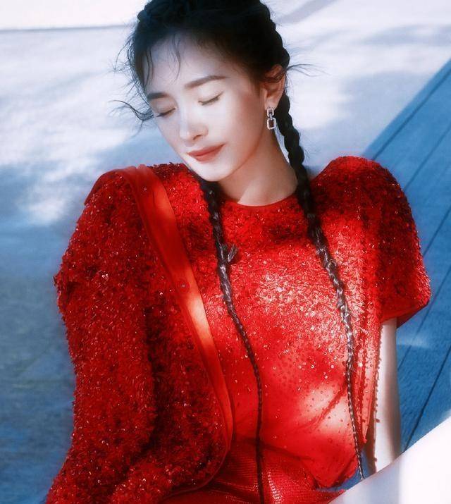杨幂终于不走少女风,深v红裙大玩性感,御姐更有气质!