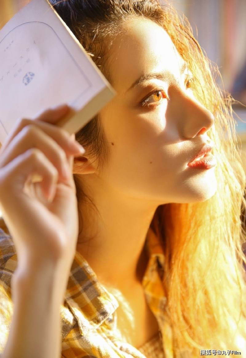 性感美女时尚写真:阳光下的金发少女青春靓丽,甜美