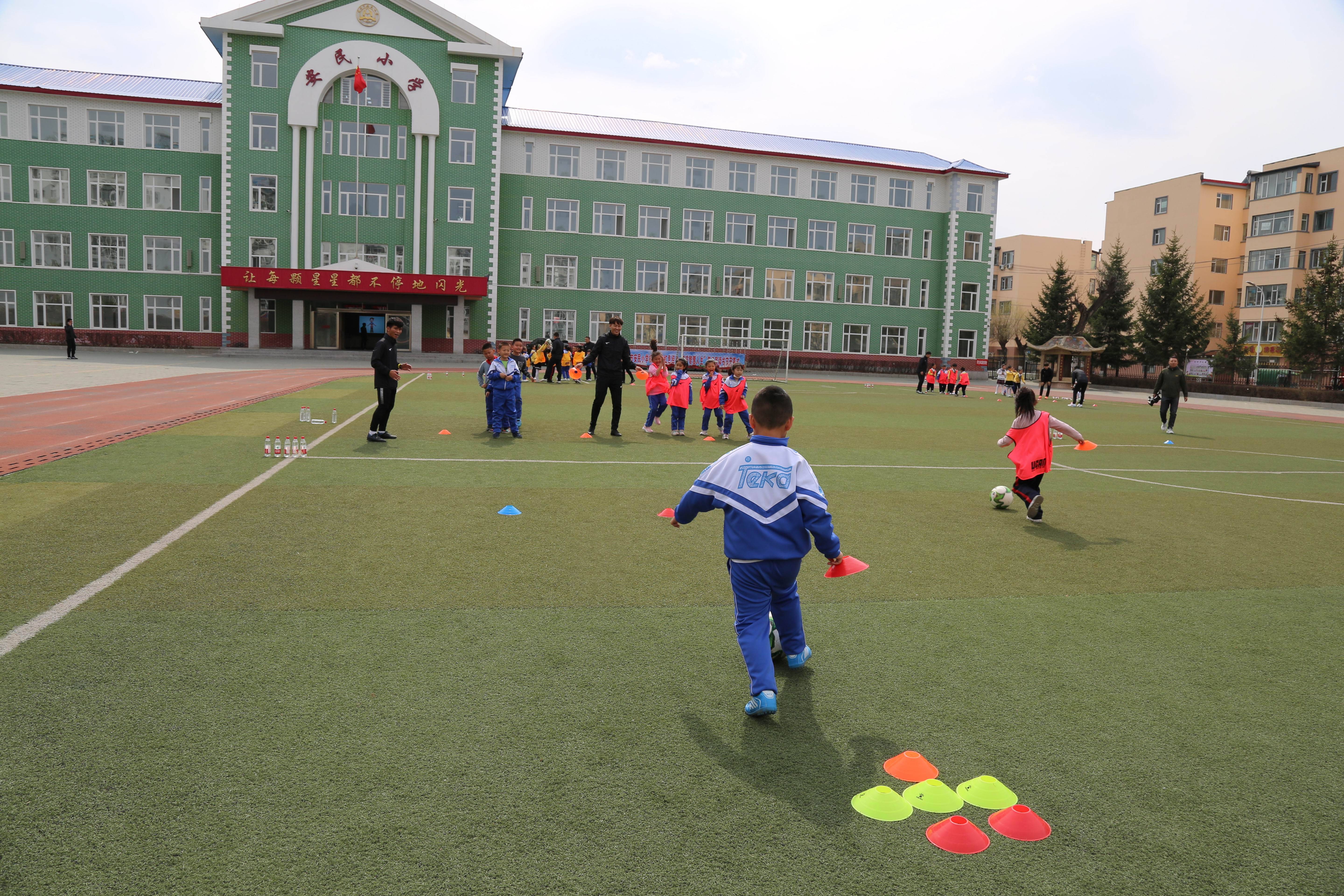 挥洒阳光激情足球龙井市安民小学举办校园足球节活动