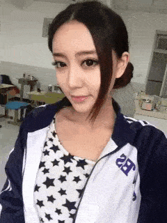 有这样的女同学,你还能安心的上课吗