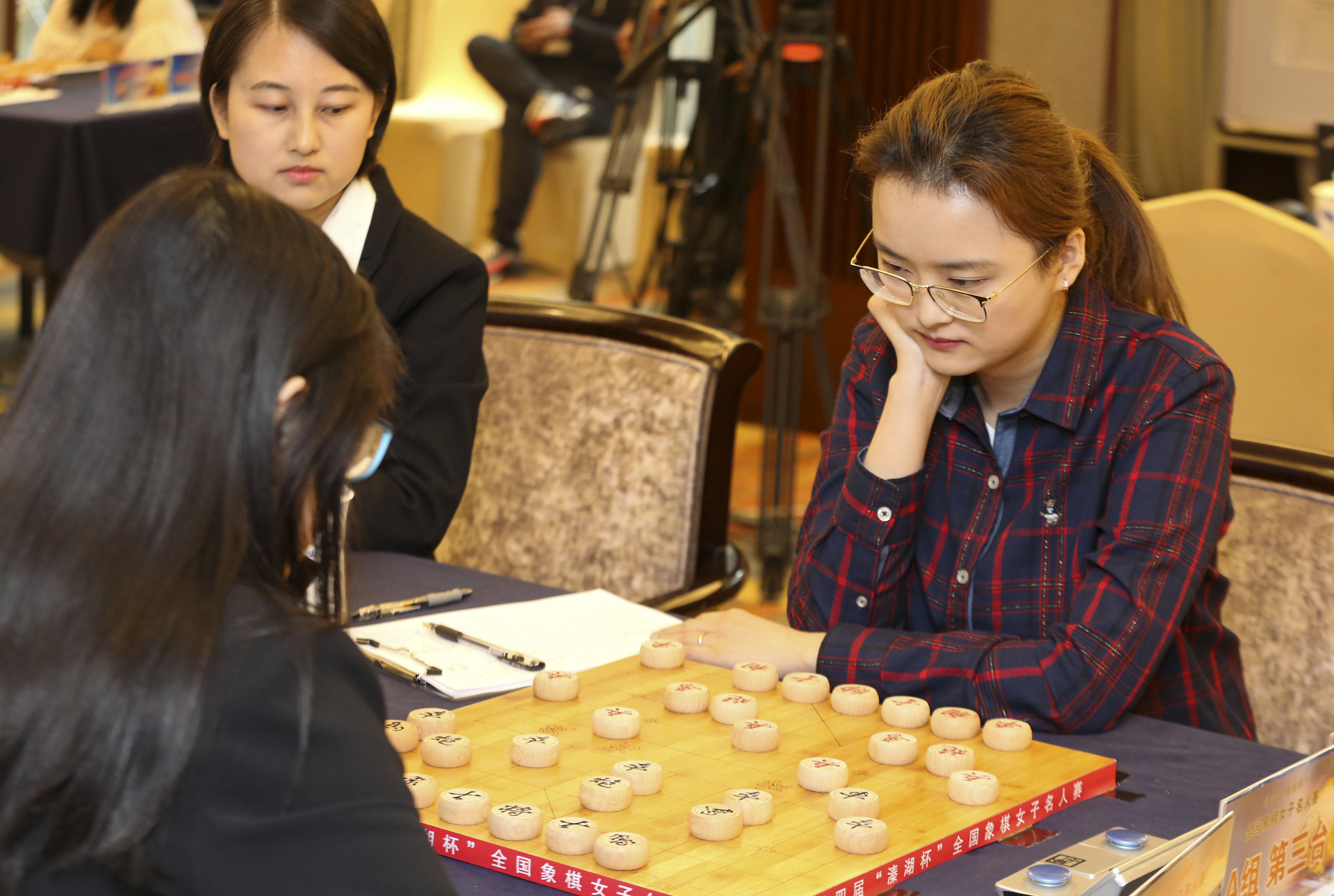 2021年4月22日,象棋特级大师唐丹(右)与象棋特级大师陈丽淳(左)在